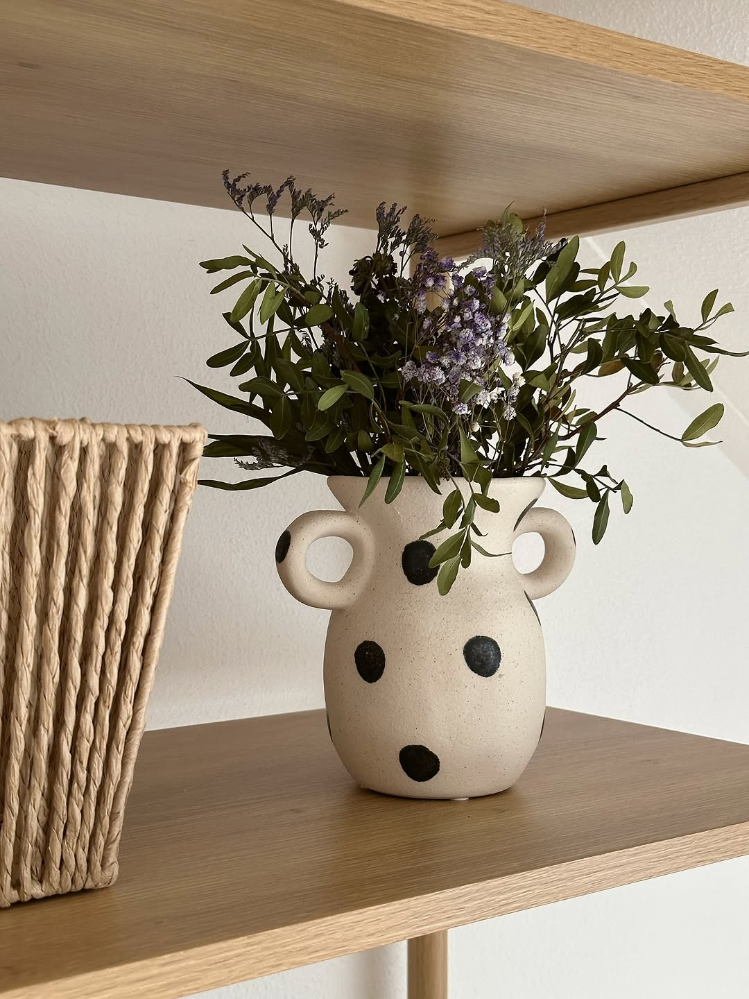 Gepunktete Vase auf Holzregal