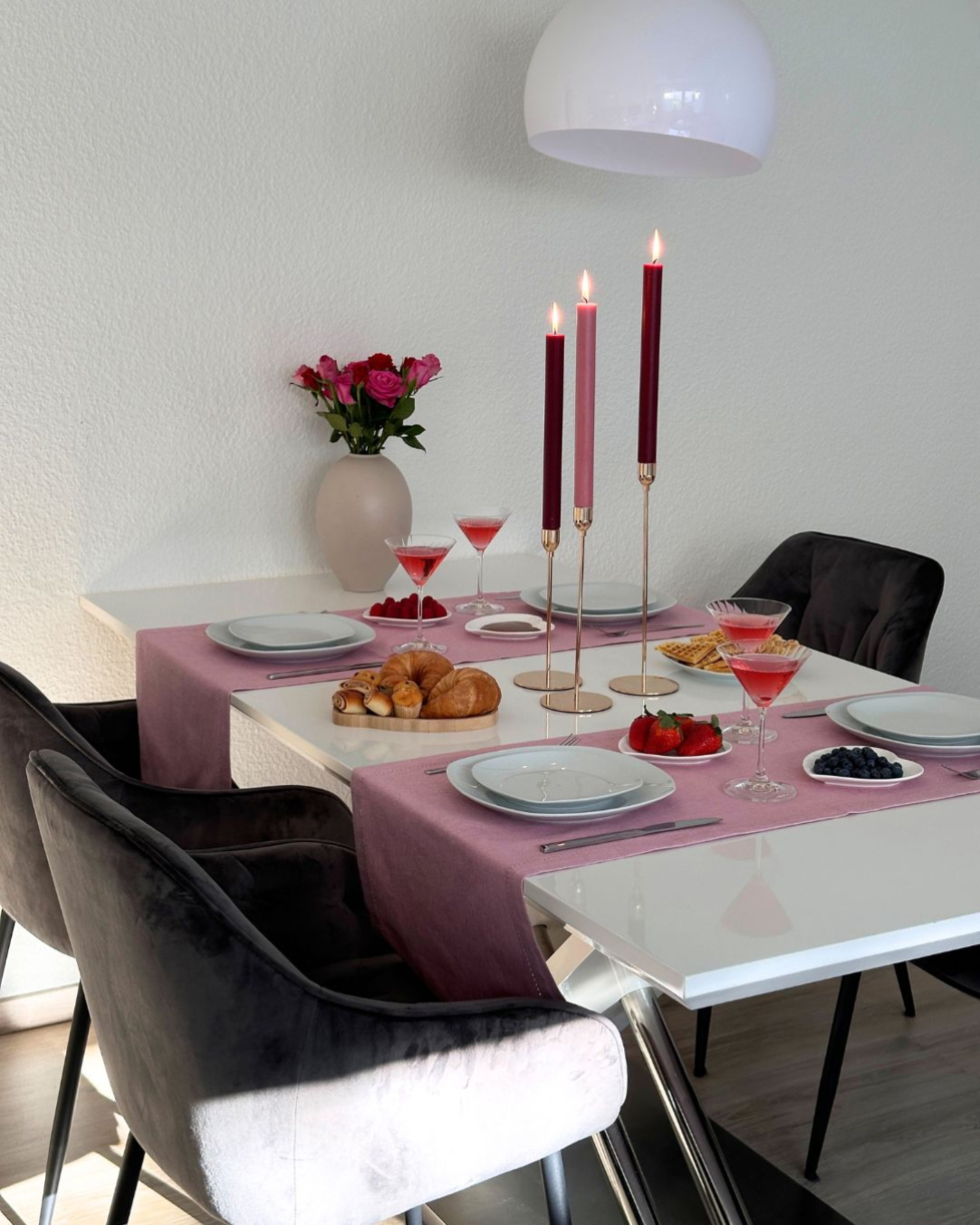 Romantisches Tablesetting in Rosa und mit Kerzen zum Valentinstag