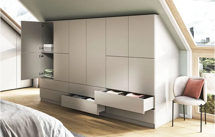 Schlafzimmer mit Kleiderschrank eingebaut unter der Dachschräge