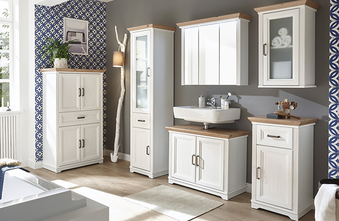 Weiße Badmöbel im Landhausstil mit Kassettenfronten