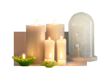 Kerzen und Glaskuppel