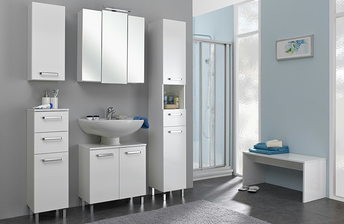 Klassische Badmöbel in Weiß mit chromfarbenen Griffen und Füßen