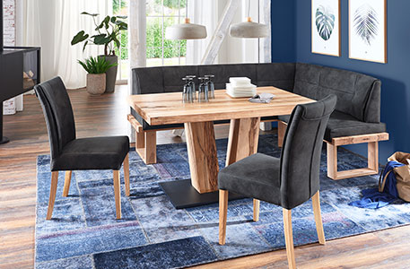 Esszimmer mit Esstisch samt Polsterstühlen und Polsterbank in Schwarz