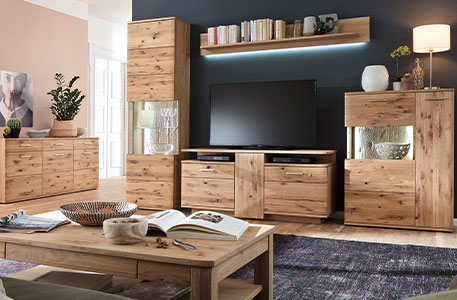 Wohnzimmer mit Couchtisch, Wohnkombination und Kommode im Holzdekor