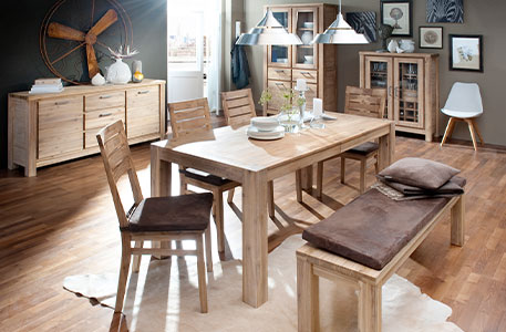 Esszimmer mit Esstisch samt Holzstühlen und Bank, Vitrine und Kommoden im Holzdekor