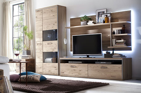 Wohnzimmer mit Wohnkombination aus Holz mit Beleuchtung