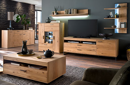 Wohnzimmer mit Couchtisch, Wohnkombination und Kommode im Holzdekor