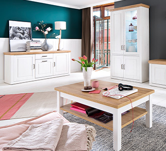 Serie Xanten - Wohnzimmeransicht mit weißen Möbeln mit Kassettenfront und Holz-Akzenten