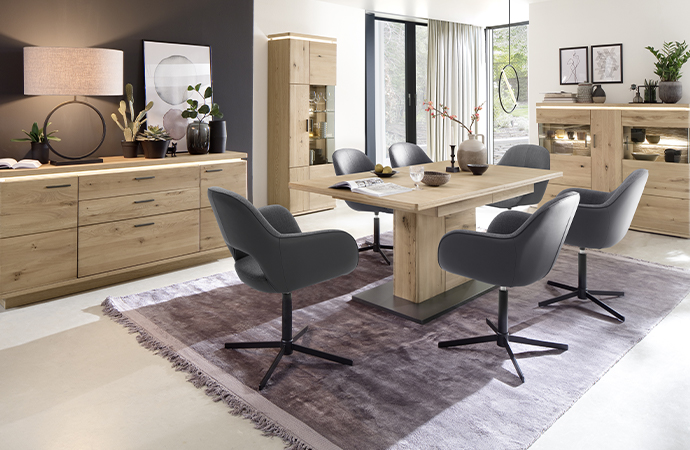 Geradlinige Esszimmermöbel aus Holz, LED-Beleuchtung unter den Deckplatten