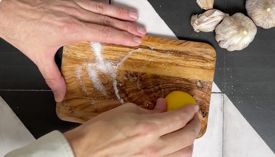 Holzbrett reinigen mit Salz und Zitrone