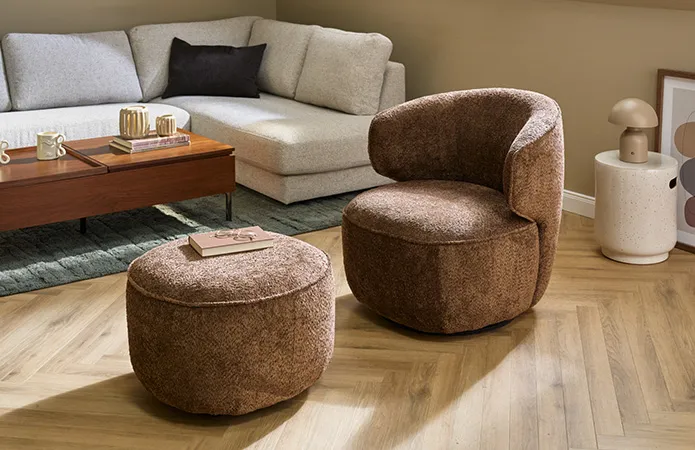 Brauner runder Sessel mit passendem Hocker