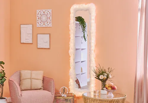 Schmaler Wandspiegel hochkant an pfirsichfarbener Wand