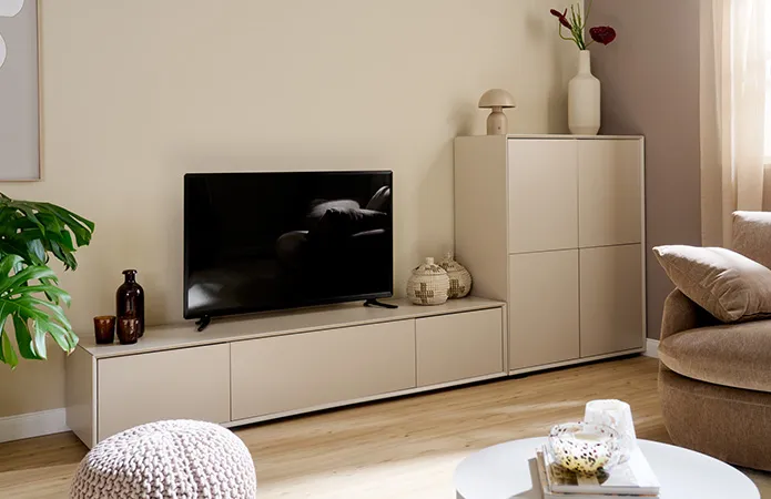 TV-Lowboard und passende Kommode in Greige mit Fernseher