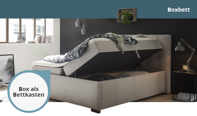 Blauer Balken mit Text "Boxbett", Schlafzimmer mit beigem Boxbett mit seitlich aufgeklapptem Bettkasten und Kissen und Bettzeug darin, Hinweis "Box als Bettkasten"