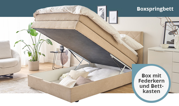 Blauer Balken mit Text "Boxspringbett", Schlafzimmer mit beigem Boxspringbett mit seitlich aufgeklapptem Bettkaste, Hinweis "Box mit Federkern und Bettkasten"