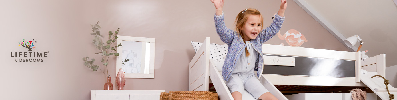 Lifetime Kidsrooms, lachendes Kind rutscht mit erhobenen Händen über eine Rutsche vom Hochbett.
