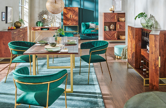 Esszimmermöbel mit Retro-Charme, dunkles Akazienholz und goldfarbene Akzente