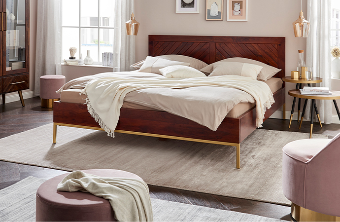 Schlafzimmerserie mit Retro-Charme, dunkles Holz im Frischgrät-Muster und goldfarbene Akzente