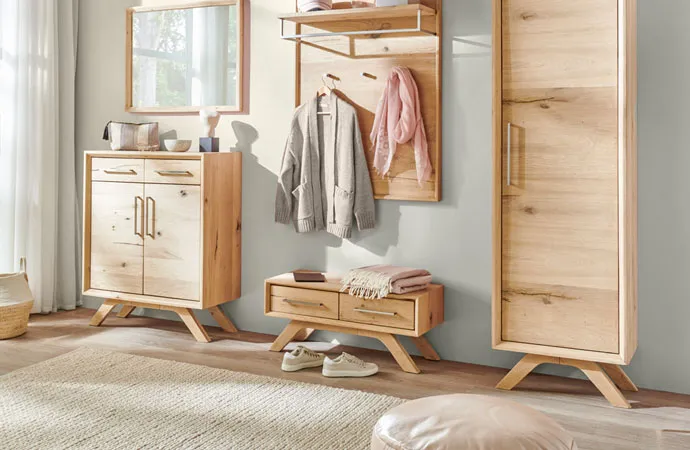 Flur mit Holzflurmöbeln im Skandilook, bestehend aus Spiegel, Schuhkommode, Garderobenpaneel, Garderobenbank, Garderobenschrank, Kleidung, Deko.