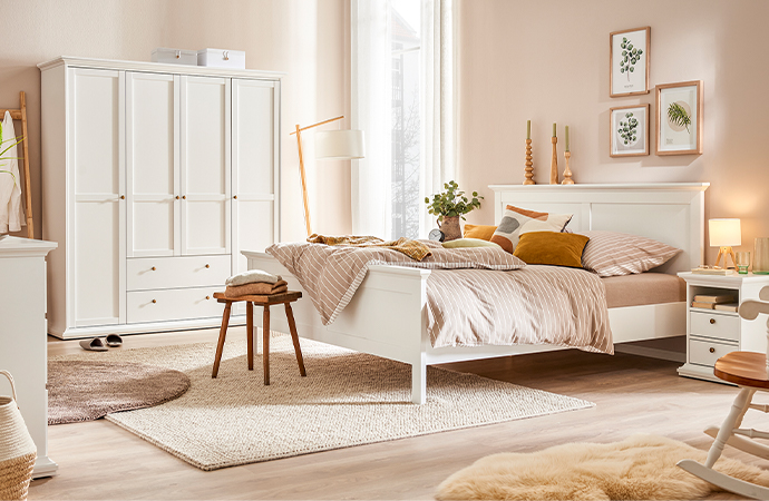 Weiße Schlafzimmermöbel mit Rahmenfronten im Landhaus-Look