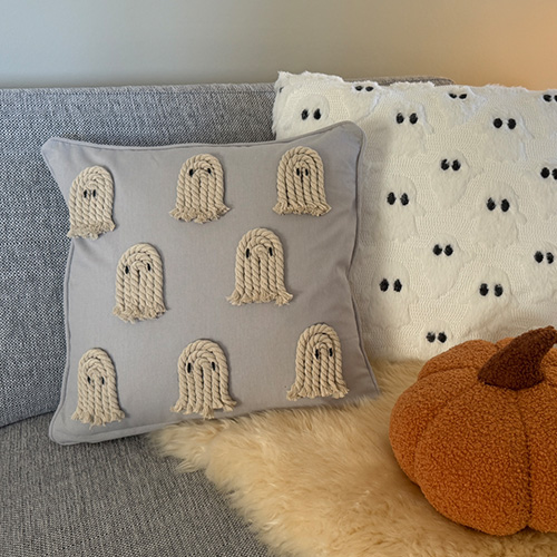 Kissen mit kleinen Geistern