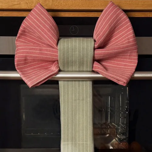 Selbstgebastelte Handtuch-Schleifen am Backofen