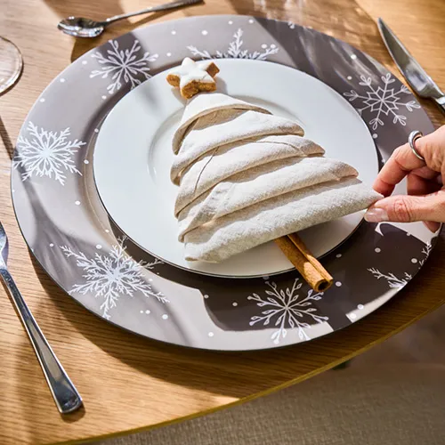 Servietten weihnachtlich falten zum Tannenbaum oder Blume