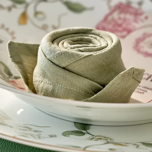 Servietten falten zur Rose, zum Herz, zum Tannenbaum und zur Blume