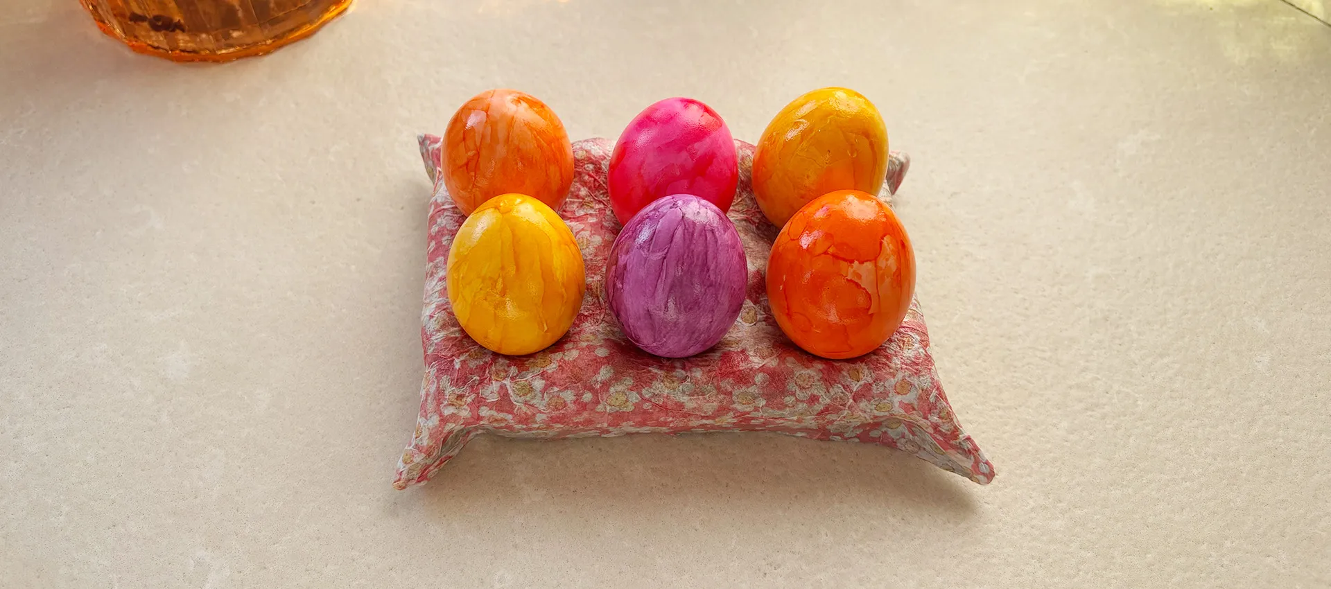 Bunte Ostereier im selbstgemachtem Eierhalter aus Ton mit Serviettendruck