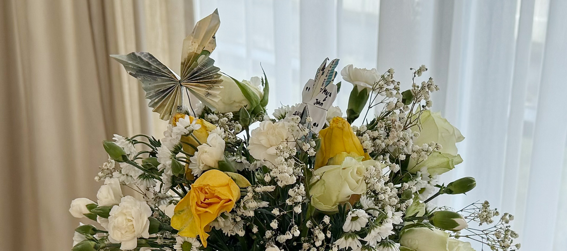Geld-Schmetterling und Blume im festlichen Blumenstrauss
