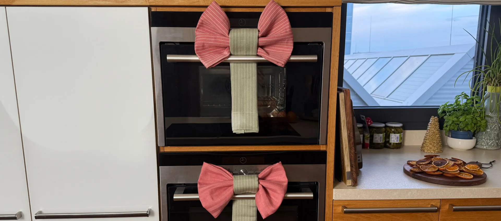 Handtuch-Schleifen am Backofen