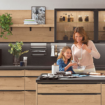 Einbauküche in Holzoptik und Schwarz von nobilia Serie Structura