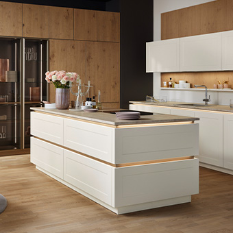 Grifflose Küche in Weiß und Holzoptik von nobilia Serie Frame