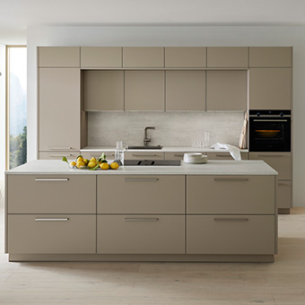 Moderne Einbauküche in Beige von nobilia Serie Velluto