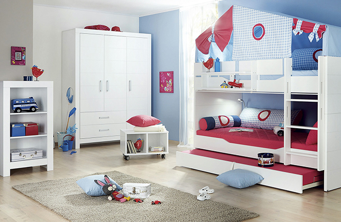 Geradlinige, weiße Kindermöbel