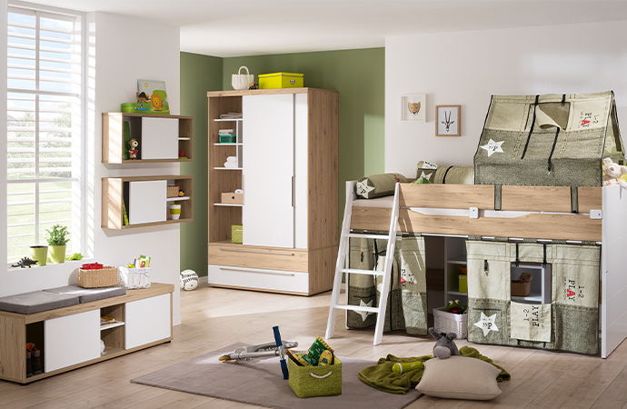 Minimalistische Jugendzimmermöbel in Holzoptik und Weiß