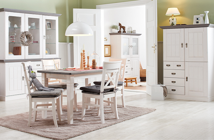 Weiße Landhausmöbel, Rahmenfronten im Latten-Design, Holz-Akzente