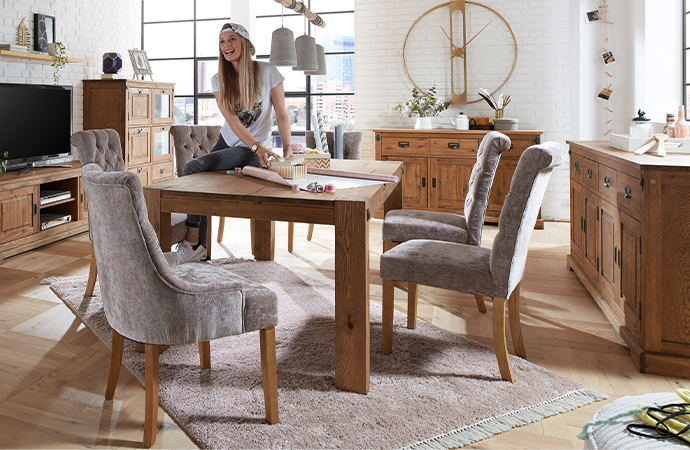 Mediterraner Landhausstil, Holzmöbel mit schwarzen Beschlägen