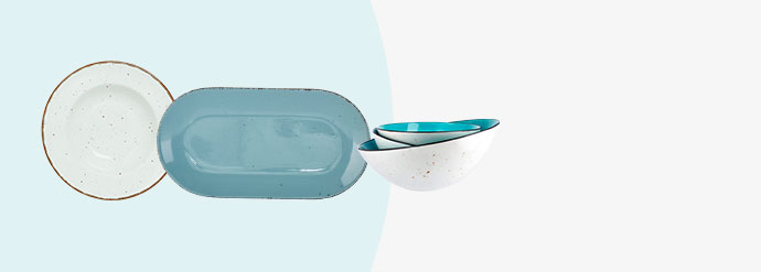 Weißer Teller und Servierplatte in Türkis