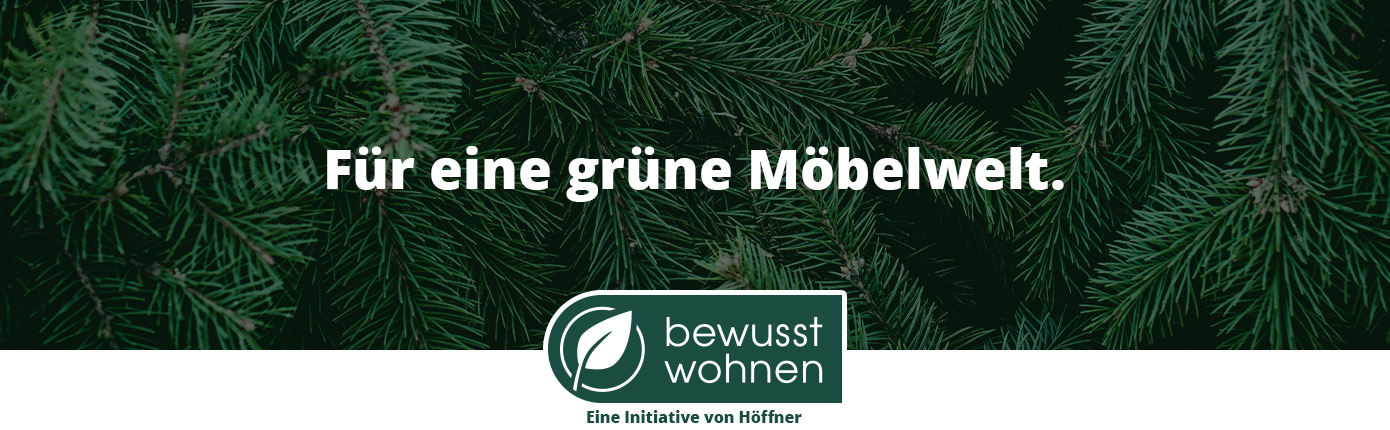 Für eine grüne Möbelwelt. bewusst wohnen. Eine Initiative von Höffner. Bild von grünen Tannenzweigen.