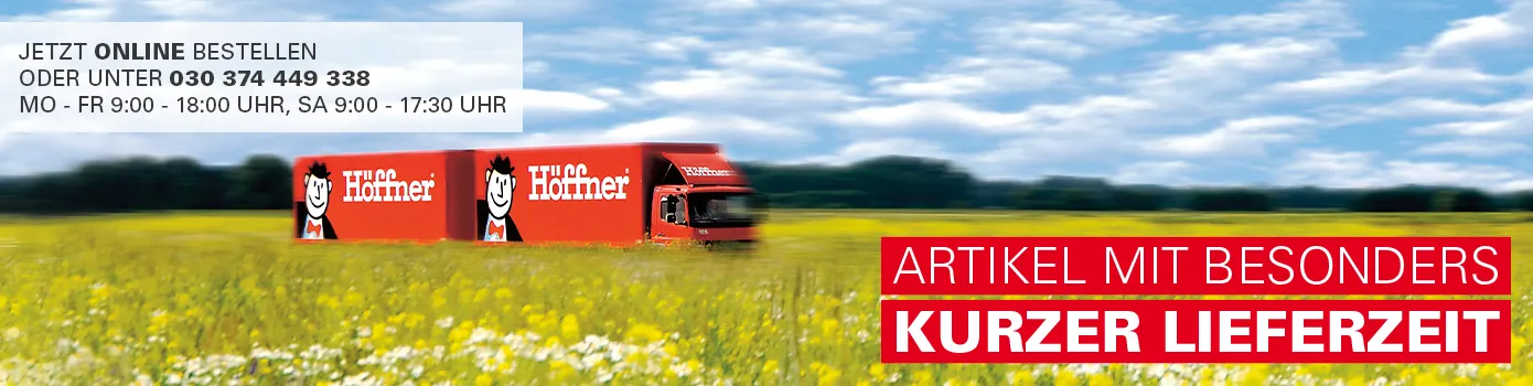 Jetzt online bestellen oder unter 030 374 449 338 - Mo-Fr 9 -18 Uhr, Sa 9-17.30 Uhr - Artikel mit besonders kurzer Lieferzeit -roter Höffner-LKW mit zwei Hängern, der durch eine Blumenwiese fährt im Hintergrund Bäume und der Himmel