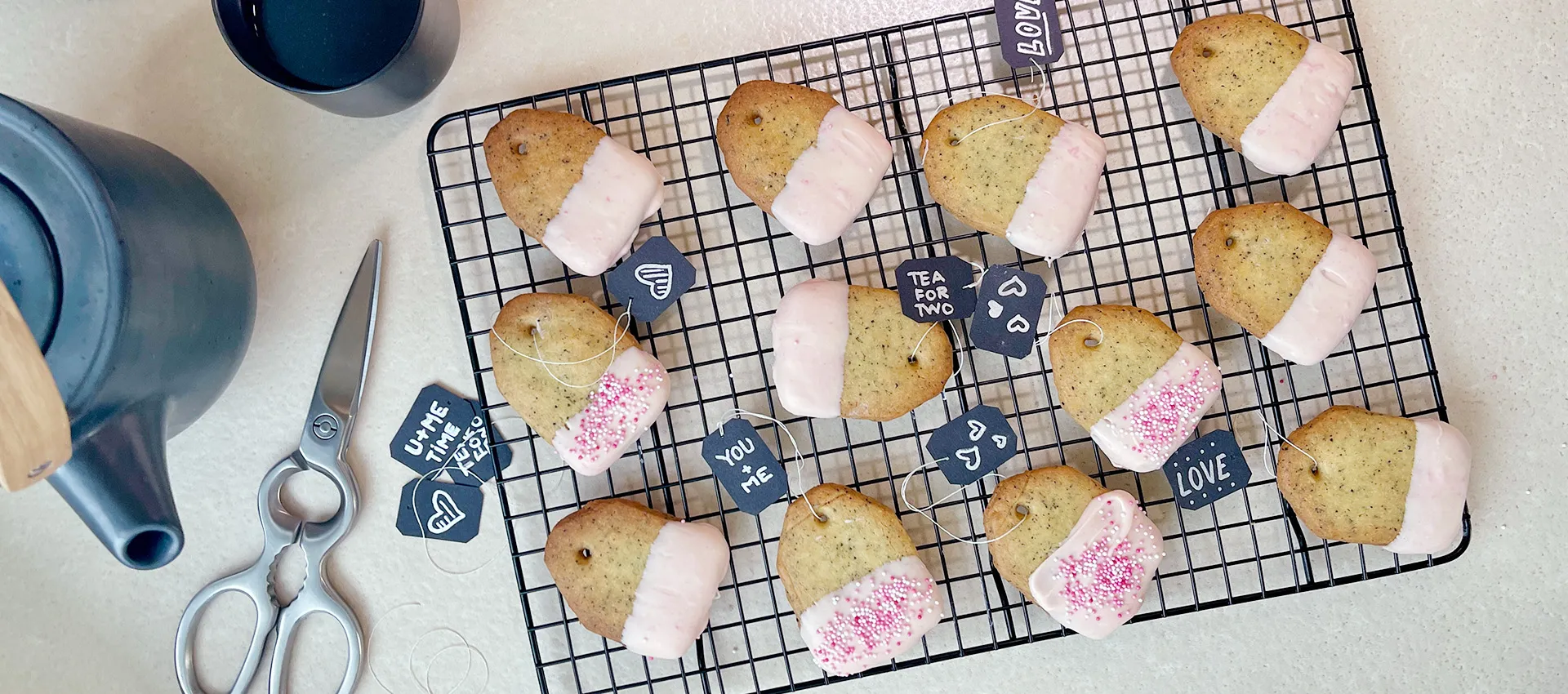Earl Grey-Shortbread-Kekse in Form eines Teebeutels mit Fähnchen wie bei einem echten Teebeutel und gedippt in rosa Schokolade