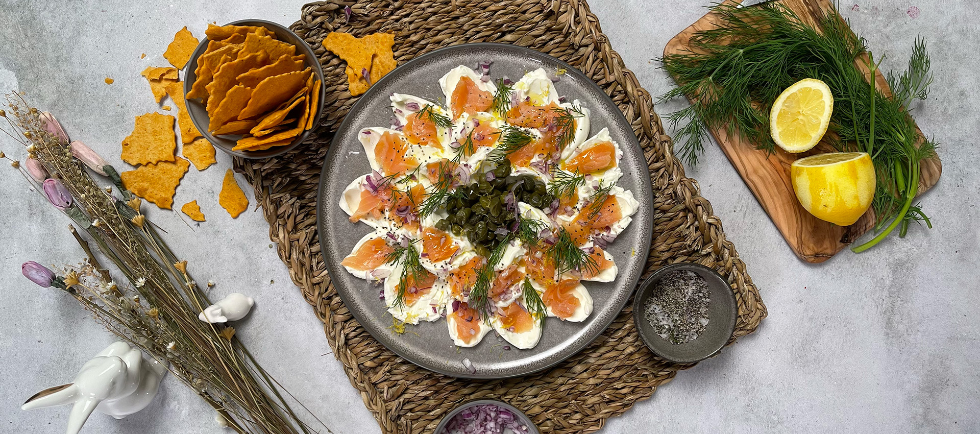 Frischkäse-Räucherlachs-Platte zum Dippen