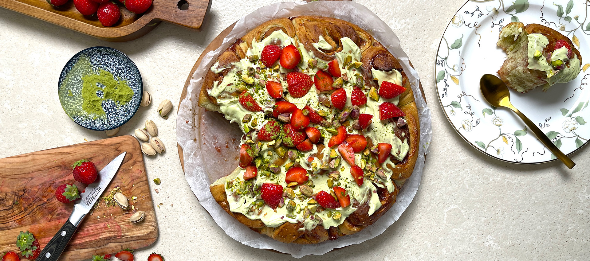 Matcha-Hefeschnecken mit Erdbeerfüllung