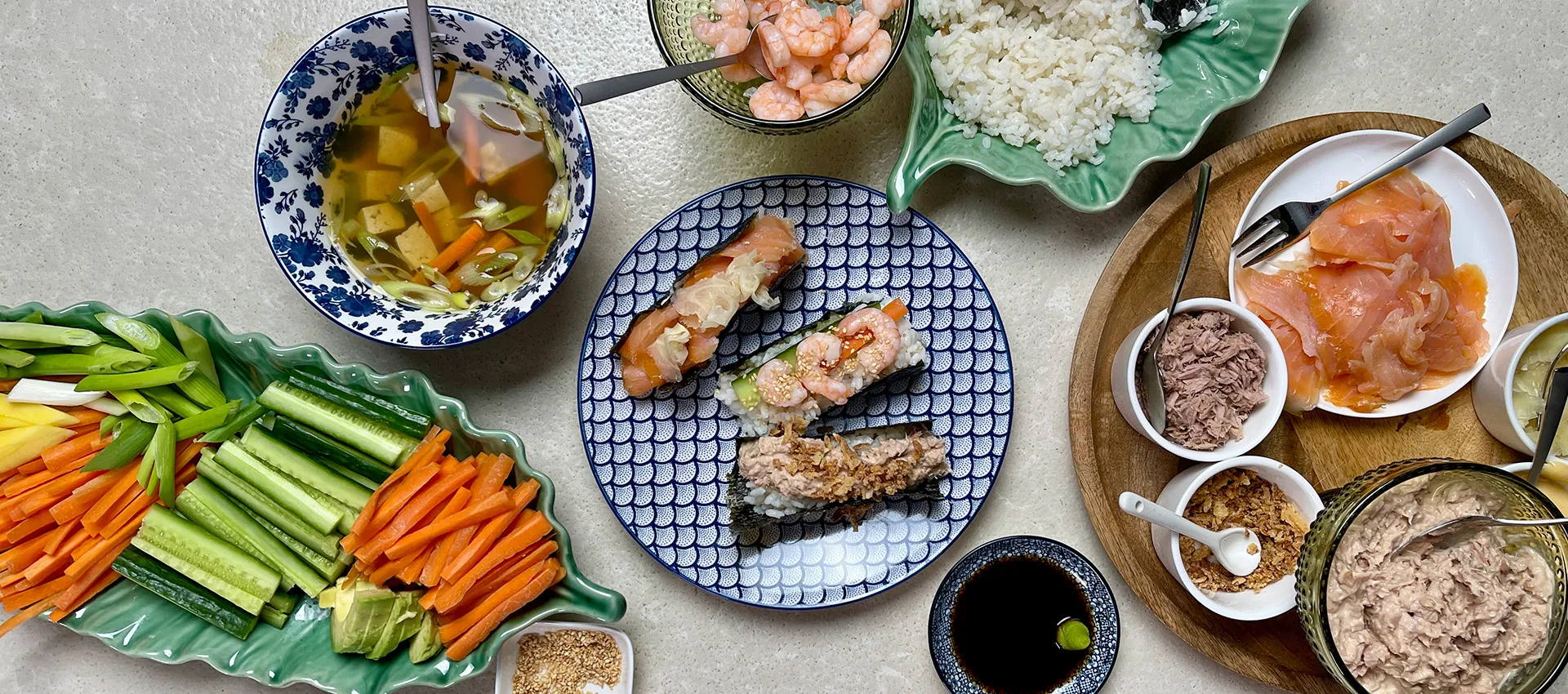 Temaki Sushi oder auch Handrolls mit Beilagen und Füllungen nach Wahl