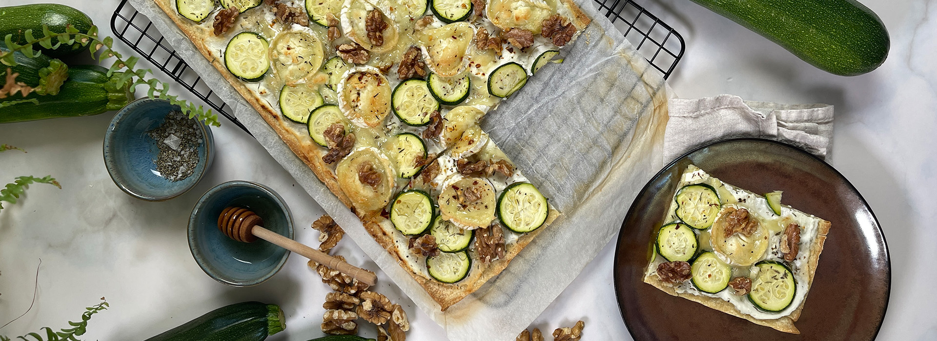 Zucchini-Flammkuchen mit Ziegenkäse