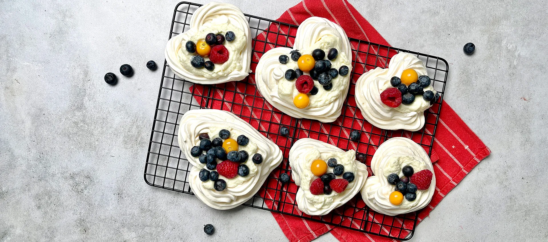 Baiser-Herzen mit Beeren-Topping