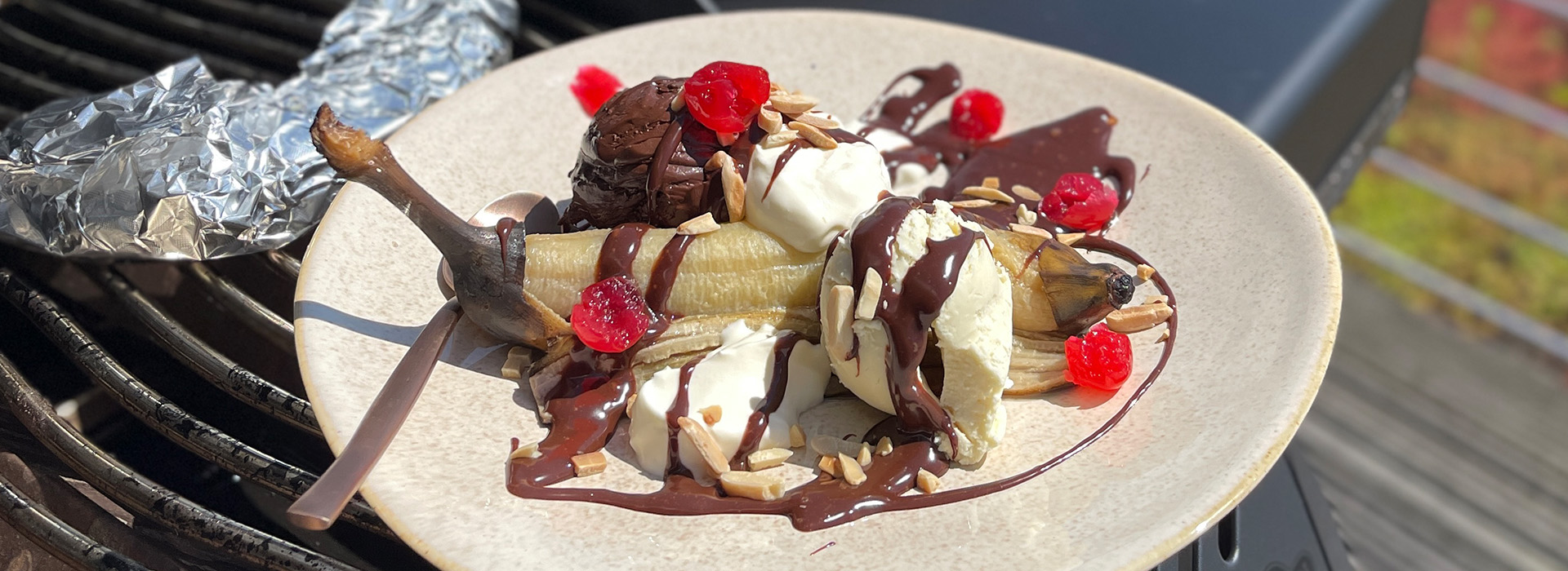 Banana-Split mit Vanilleeis, Schokosauce und Kirschen