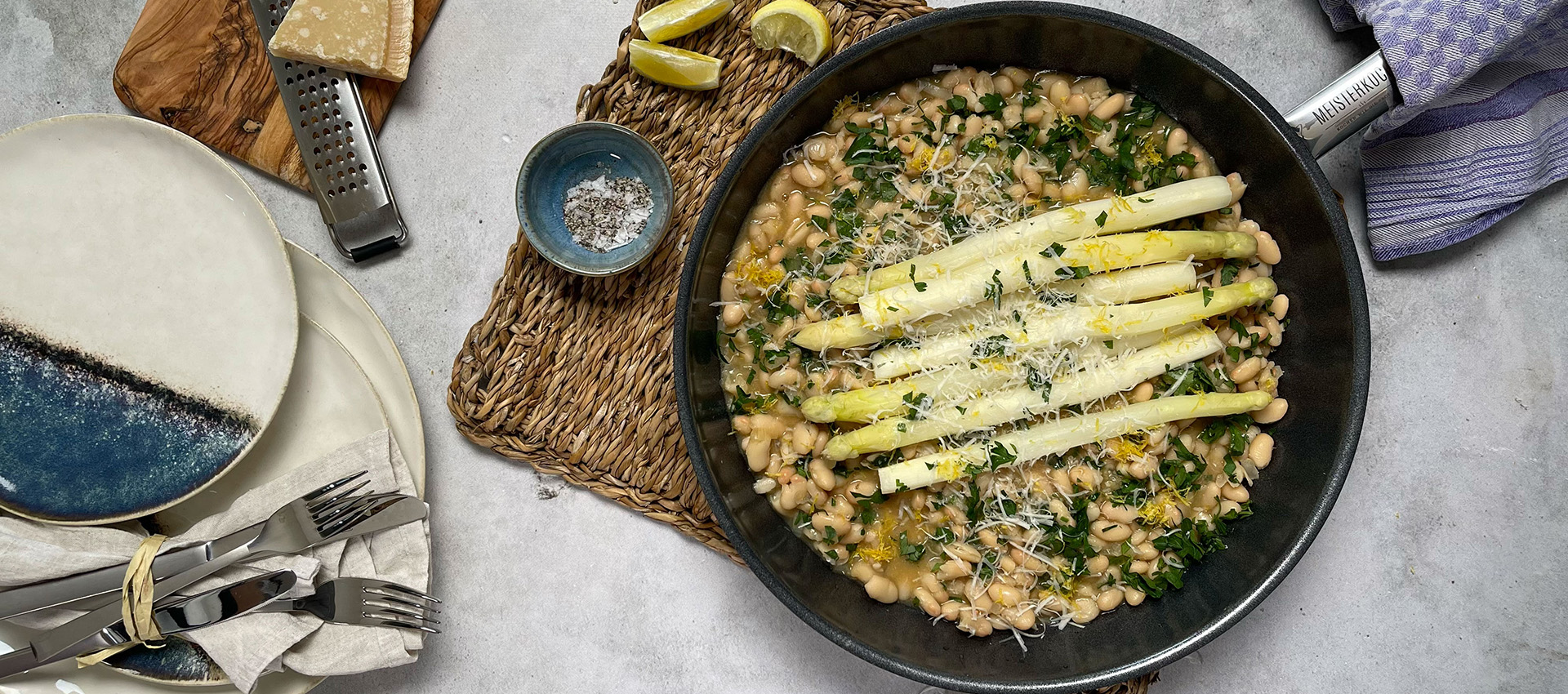 Würzige Butterbohnen mit grünem Spargel