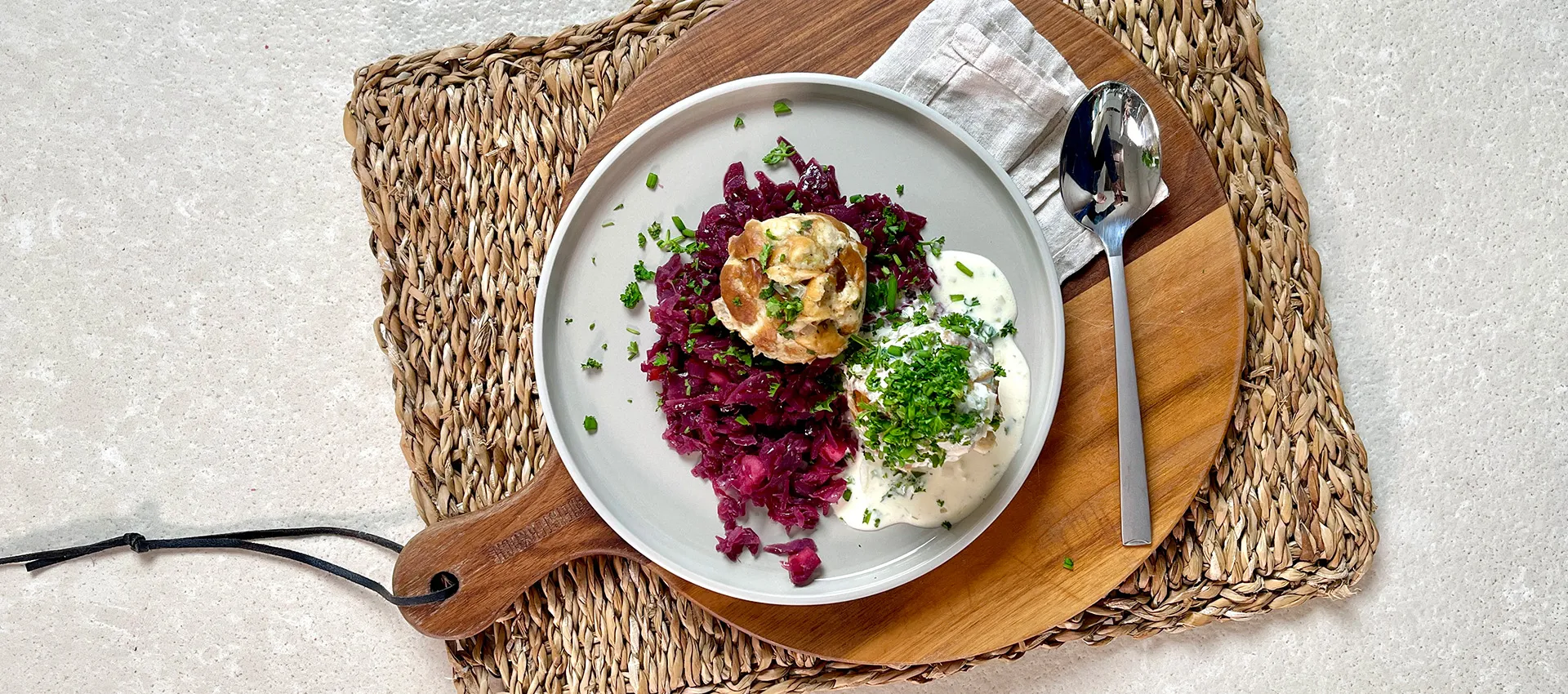 Brezelknödel mit Rotkohl & Parmesan-Sauce